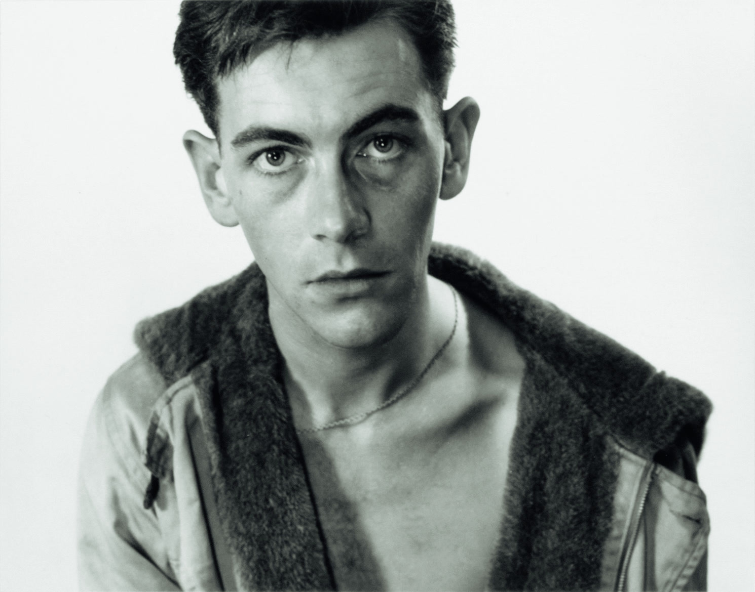 Retrato en blanco y negro de Mark Adams, fotografiado por Minor White en 1950.